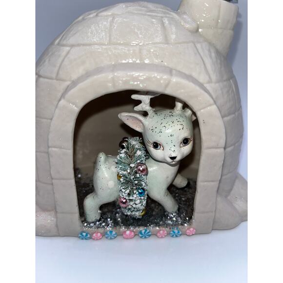 Vintage Ceramic Igloo Diorama Pastel Blue Reindeer With Wreath Pink Tree OOAK - Picture 3 of 16